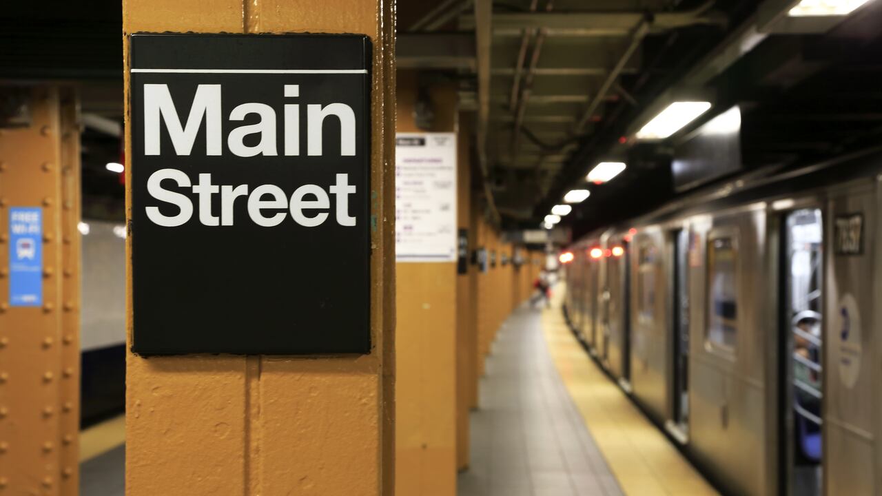 La estación Main Street es el extremo norte de la línea de metro número 7 en Flushing.