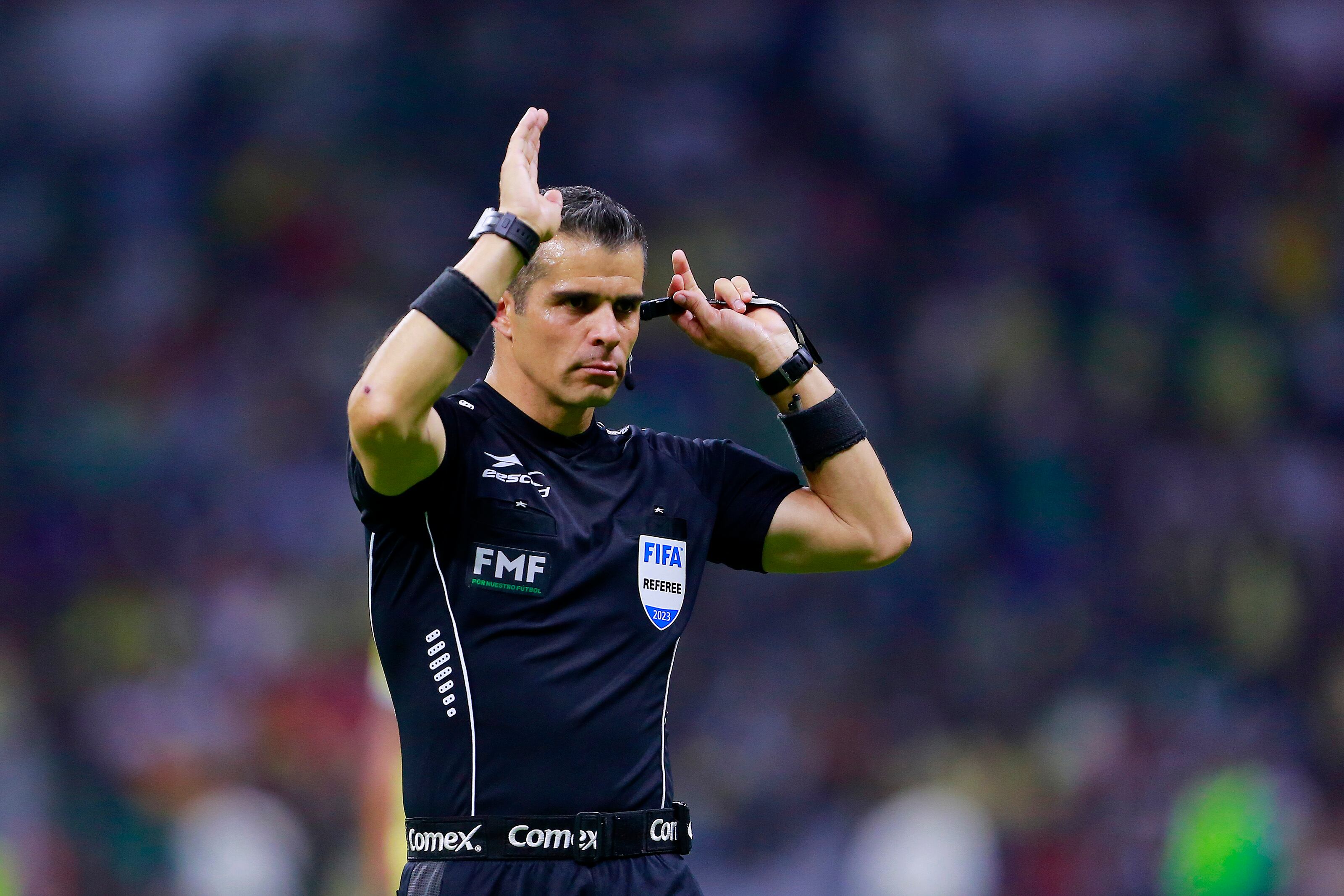 MEXICO CITY, MEXICO - APRIL 01: Fernando Hernandez, Central referee gestures during the 13th round match between America and Leon as part of the Torneo Clausura 2023 Liga MX at Azteca Stadium on April 1, 2023 in Mexico City, Mexico. (Photo by Mauricio Salas/Jam Media/Getty Images)