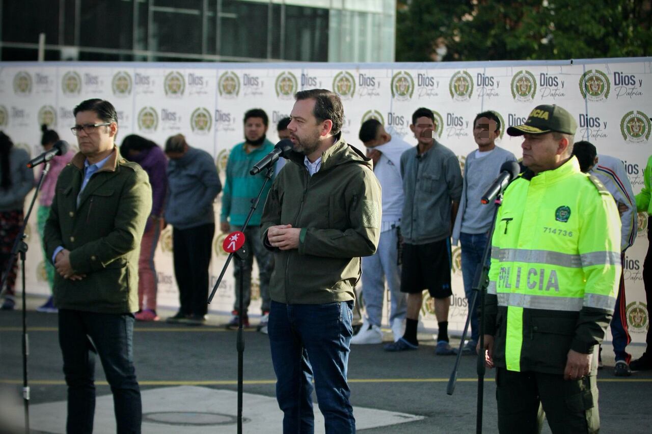 Alcalde Carlos Fernando Galán, en compañía del secretario de Seguridad, César Restrepo y del comandante de la Policía de Bogotá, general José Daniel Gualdrón