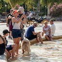 Los turistas se refrescan en la fuente de la Plaza de España, en plena ola de calor el 07 de agosto de 2023 en Sevilla (Andalucía, España). La Agencia Estatal de Meteorología (Aemet) ha activado este martes el aviso naranja por altas temperaturas, de 13.00 a 21.00 horas en Sevilla.