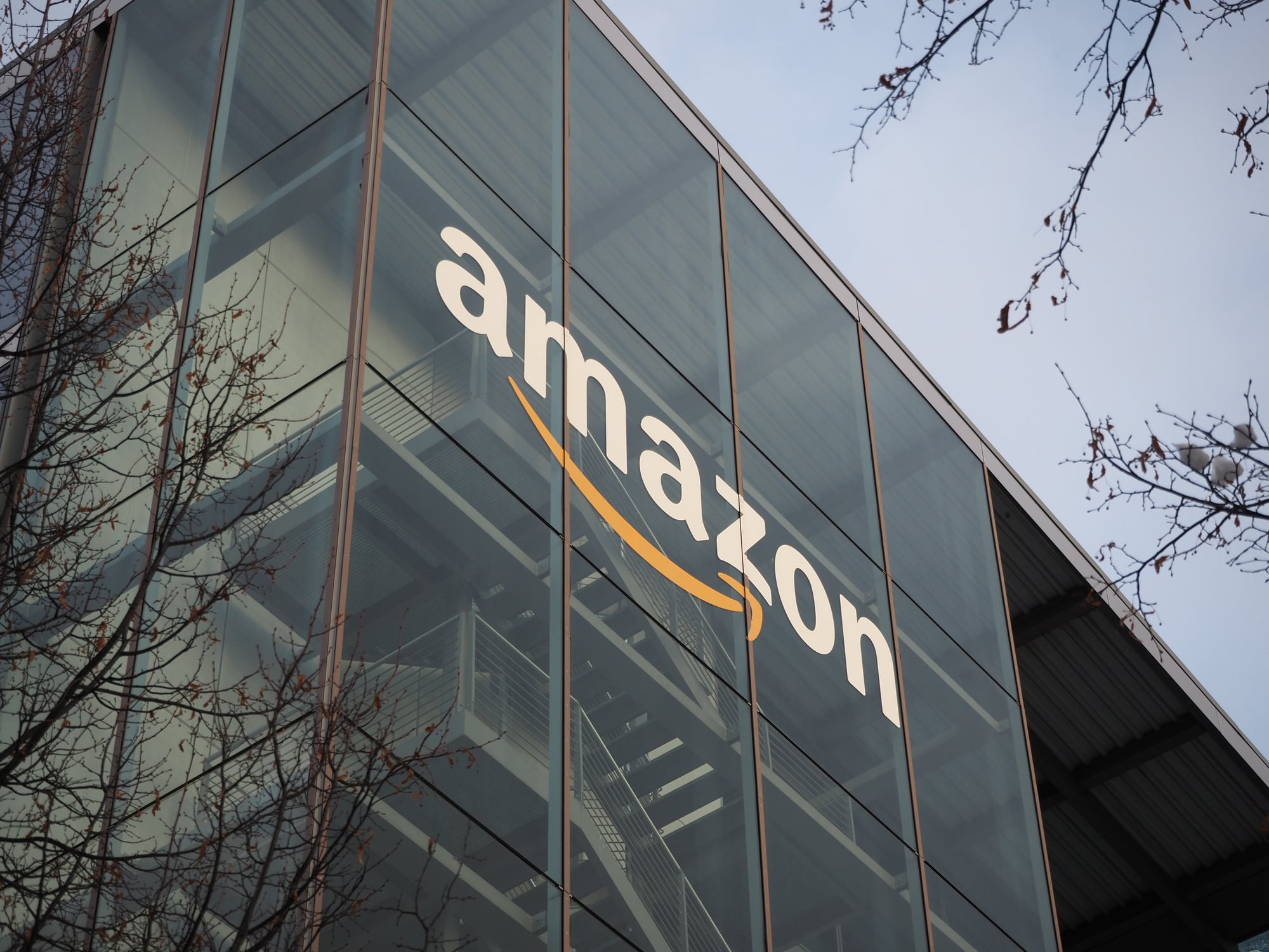Amazon pretende desplegar más de 5.100 satélites para ofrecer llamadas, mensajes y datos en lugares sin cobertura móvil.