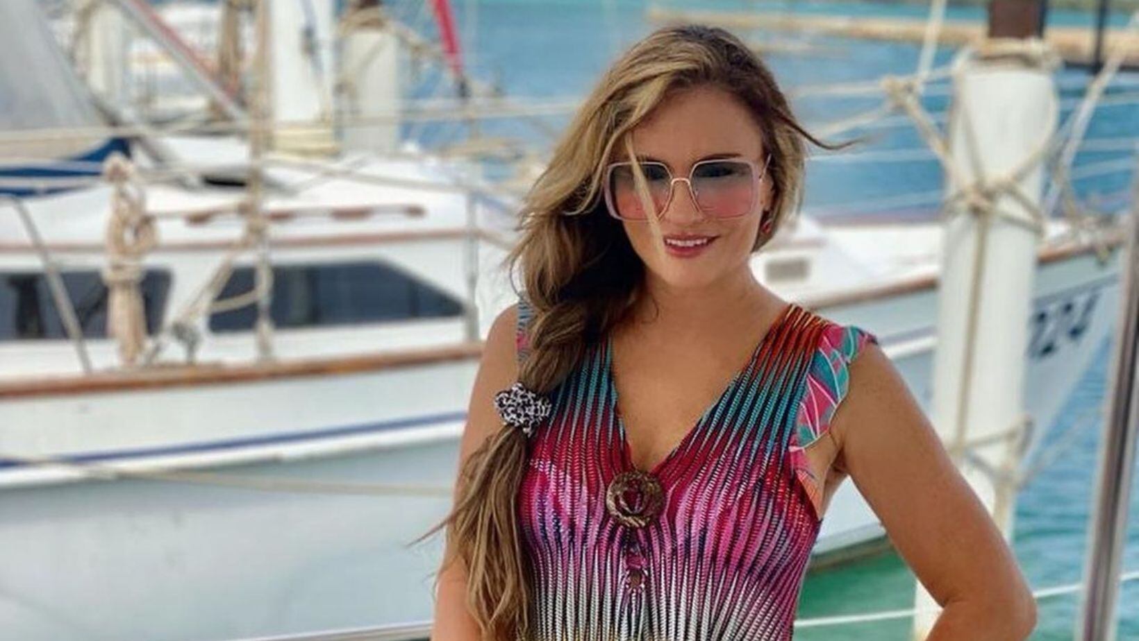 Con la blusa abierta y el short desajustado, Aura Cristina Geithner hipnotizó a más de uno