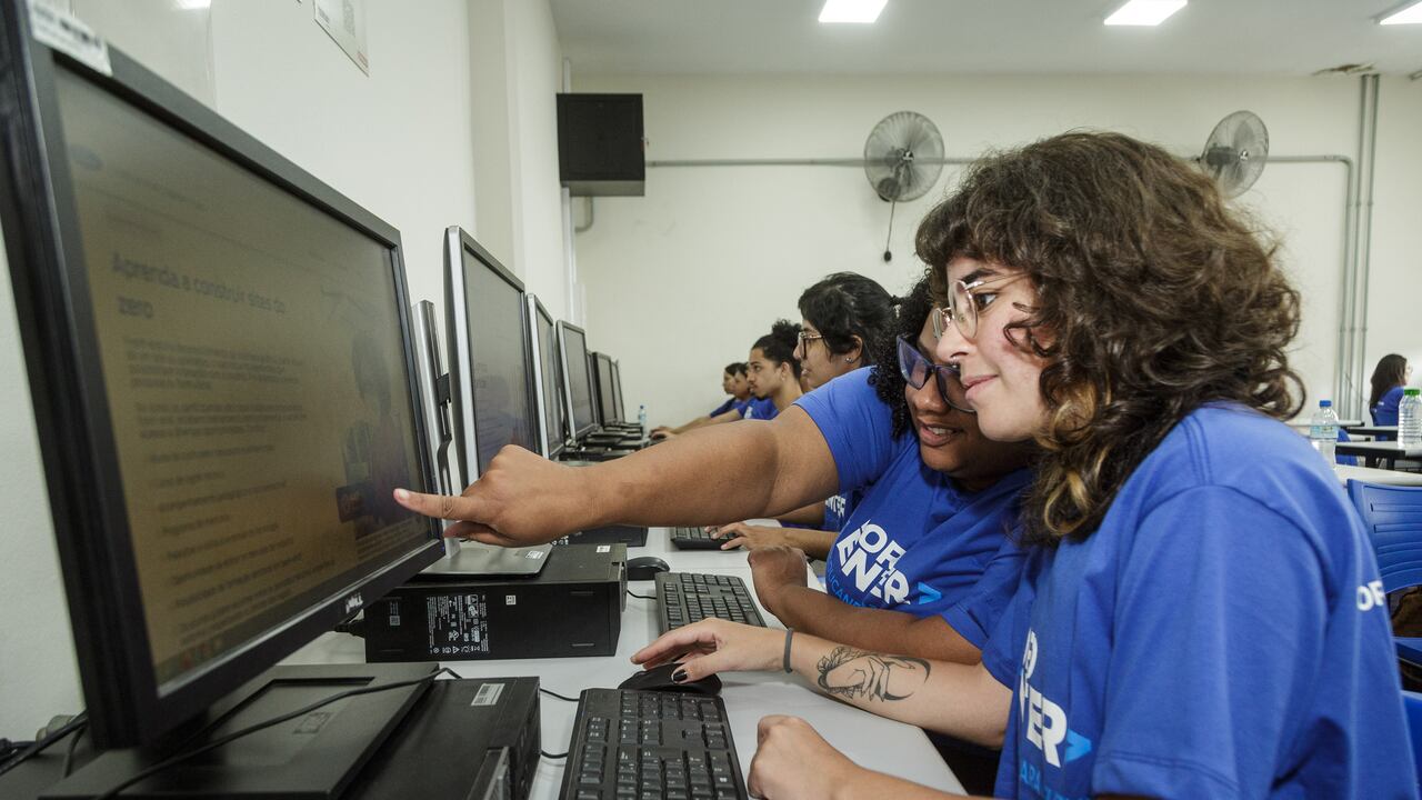 El programa se presenta como una oportunidad de formación intensiva en tecnologías digitales, bootcamps, una modalidad de aprendizaje que ha resultado eficaz para conectar el talento de jóvenes con un primer empleo en el sector de Tecnologías de la Información.