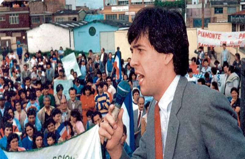 En los años 80 Samuel Moreno empezó su vida política cuando se vinculó al partido que fundó su abuelo, Alianza Nacional Popular (ANAPO), el mismo que representó su mamá para las elecciones presidenciales en 1974.