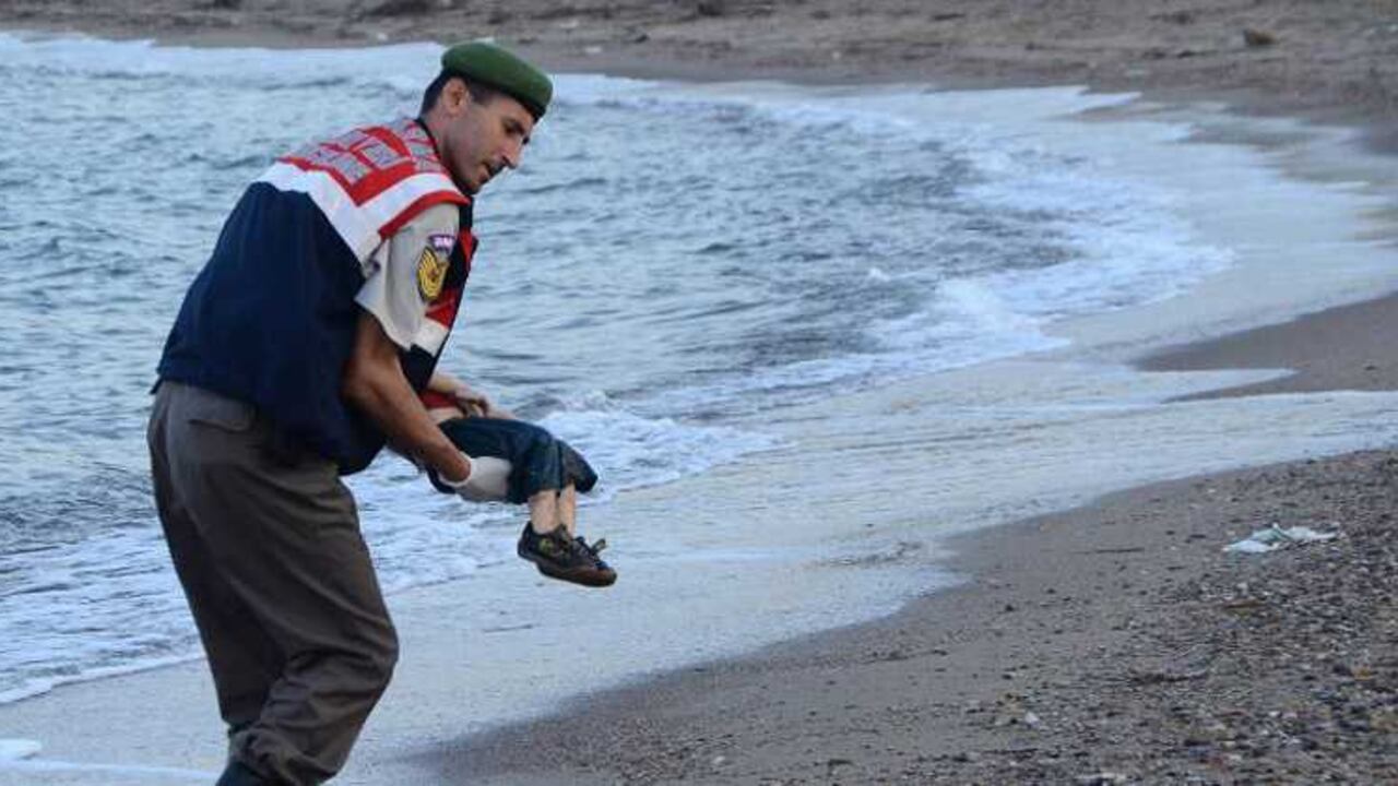 La foto del niño sirio ahogado en una playa de Turquía que se ha convertido en la estampa de la crisis.
