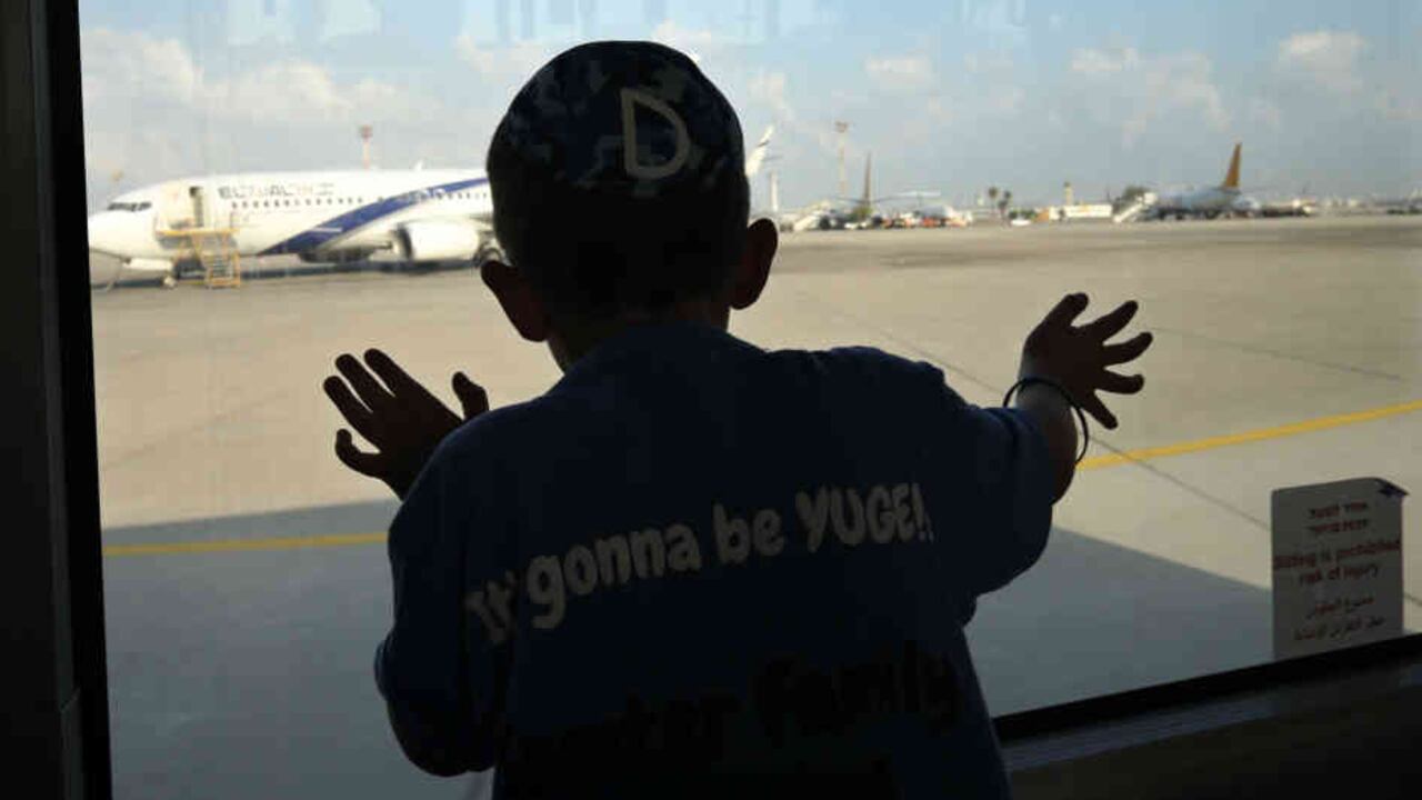 El gobierno alberga a los menores en instalaciones a las que llegan sin nada.