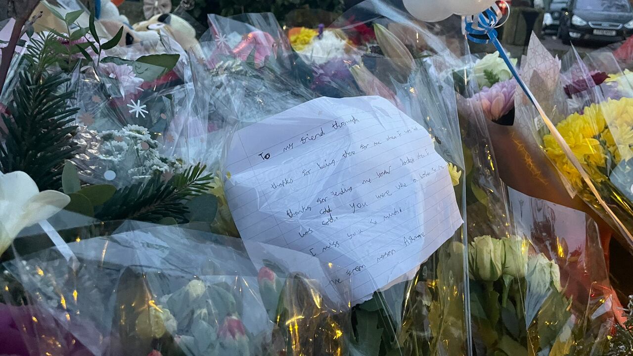 Homenaje a tres niños fallecidos tras caer a un lago congelado en Sollihul, en el Reino Unido.