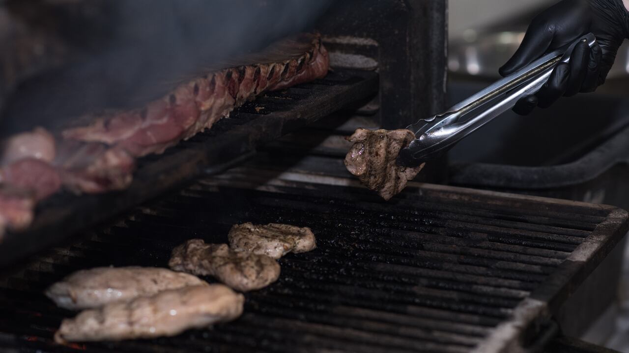 Crisis en afamado restaurante de parrillas en Estados Unidos