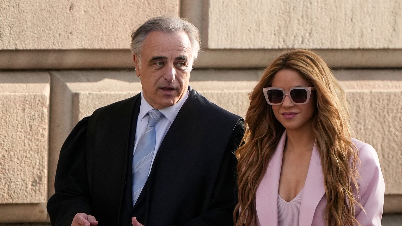 Archivo: Shakira y su abogado Pau Molins en el Tribunal Superior de Justicia de Cataluña, para su juicio por fraude fiscal, en Barcelona, el 20 de noviembre de 2023.