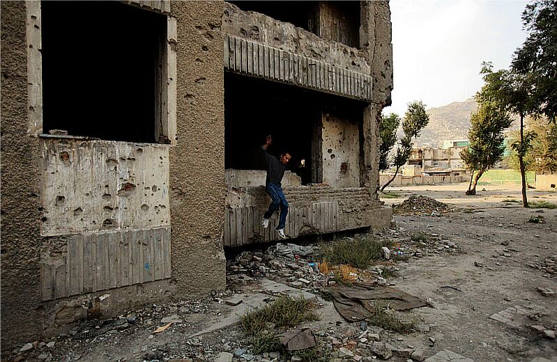 A menudo, se ven personas saliendo del edificio que anteriormente era el Centro Cultural de Rusia en Kabul. La gente que sale está bajo los efectos de las drogas. 