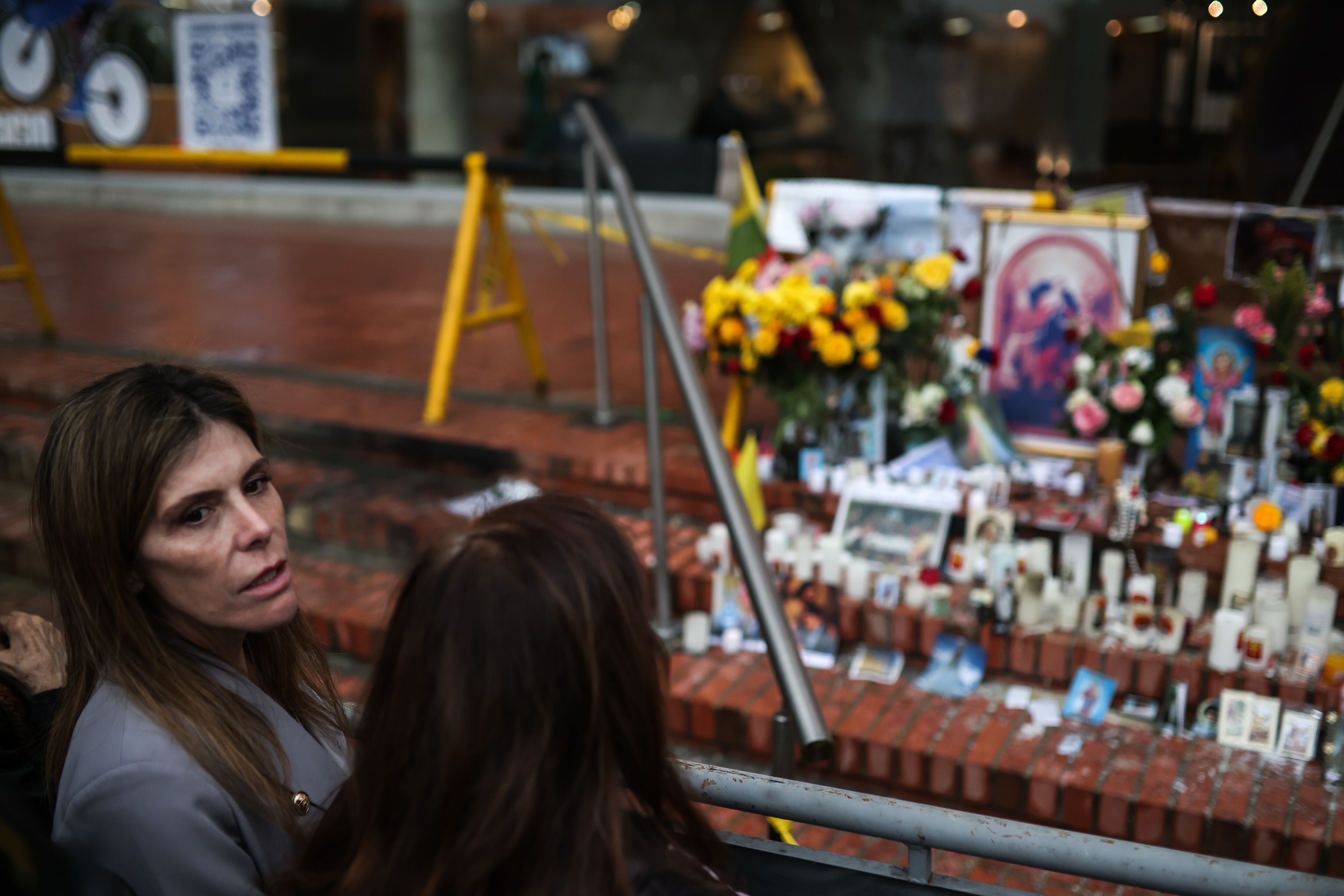 María Carolina Hoyos Turbay, hermana de Miguel Uribe Turbay .
#fuerzamiguel.
