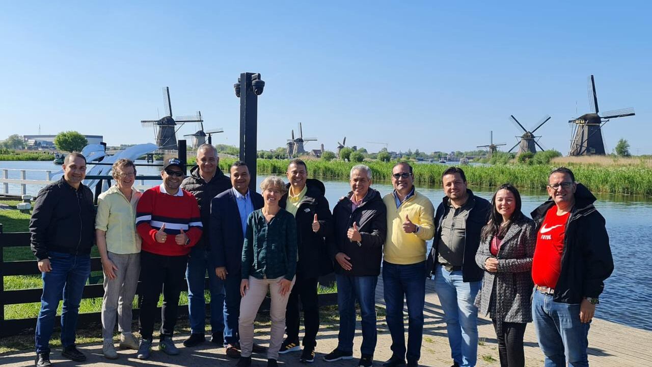 Una delegación de directores colombianos viajó a Holanda para conocer como manejan el recurso del agua en esa nación.
