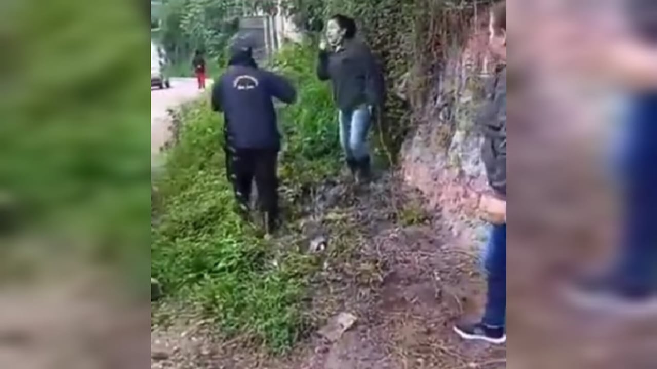 La mujer fue golpeada con una correa por uno de los hombres, al parecer, miembro de la Guardia Indígena.