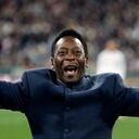 Pelé saluda a la multitud antes de un partido de fútbol de la liga española, en el estadio Santiago Bernabéu de Madrid, el 16 de enero de 2005.
