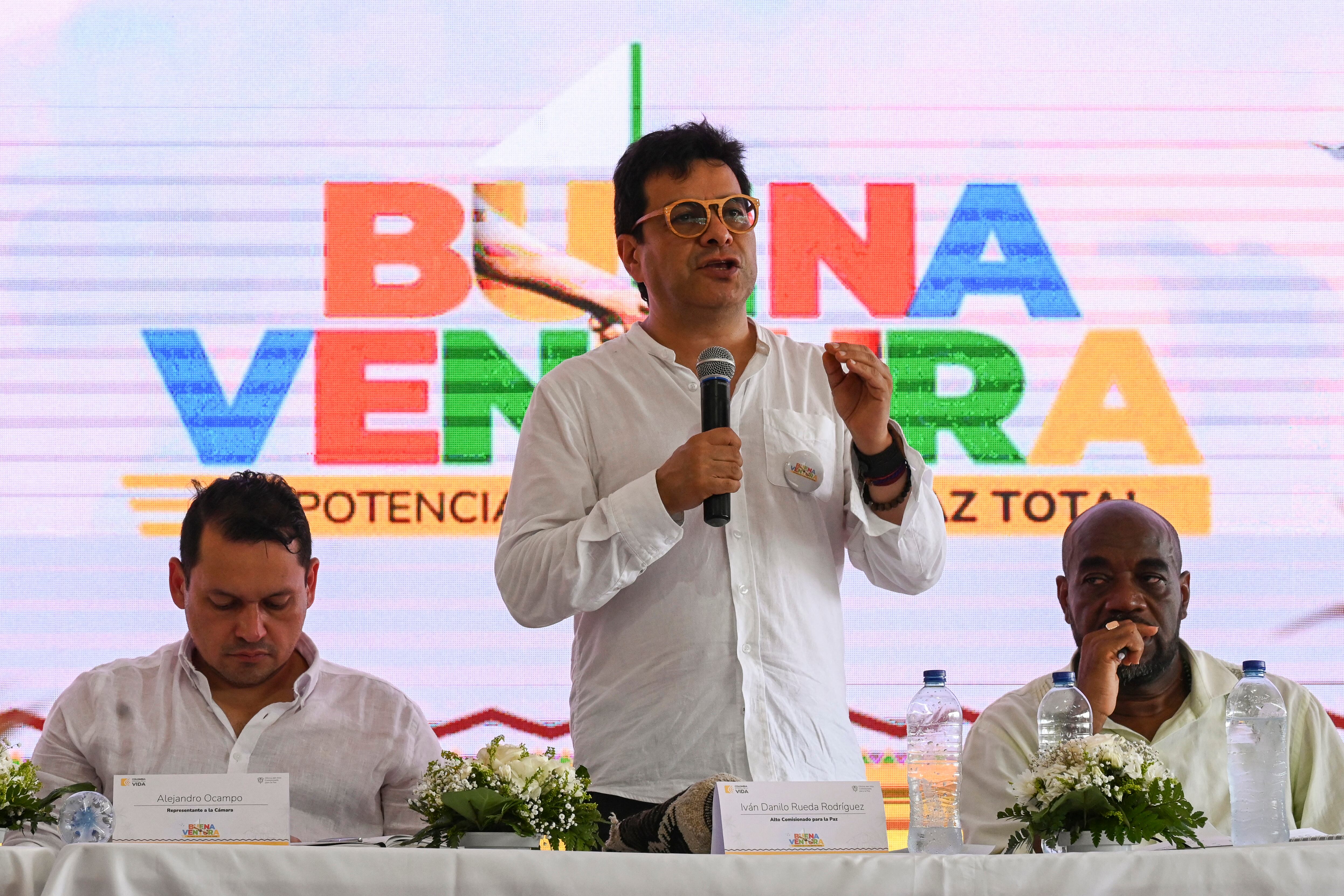 El comisionado de Paz de Colombia, Danilo Rueda, habla durante la instalación de las conversaciones de paz entre los grupos ilegales.