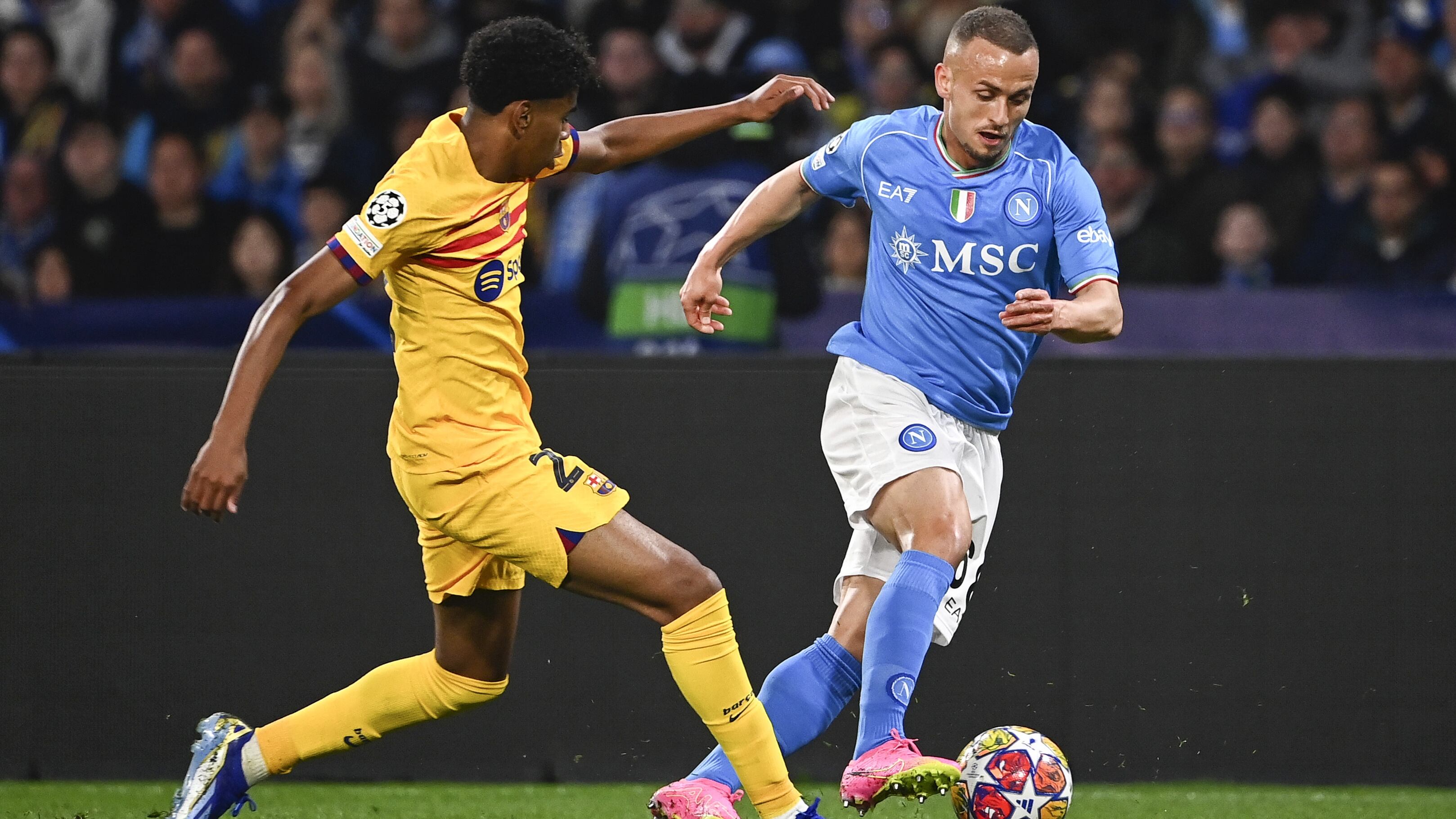 Imagen del partido entre Napoli y Barcelona, este jueves, en Italia.