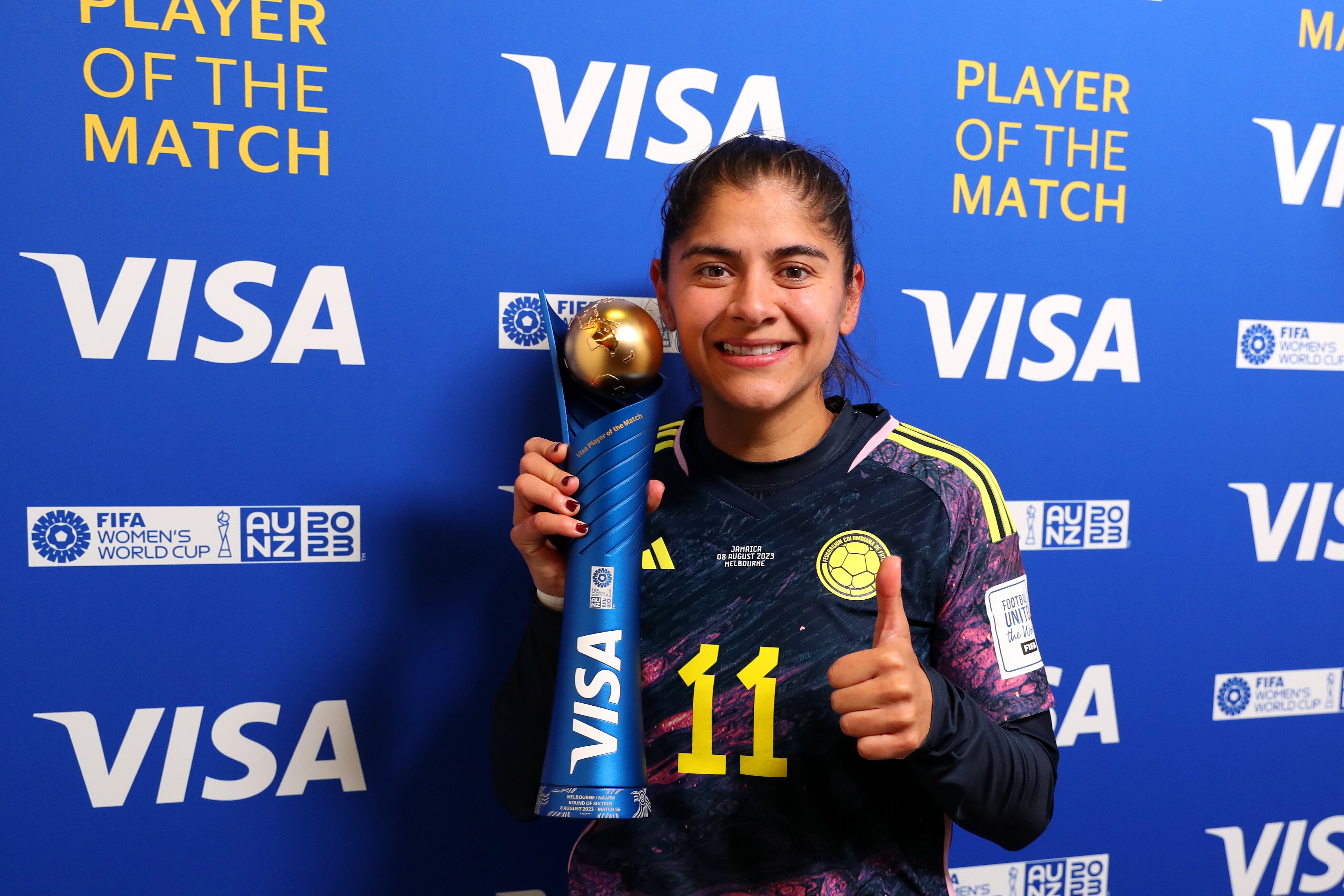 MELBOURNE, AUSTRALIA - 8 DE AGOSTO: Catalina Usme de Colombia posa para una foto con el premio VISA Player Of The Match después de la victoria de sus equipos luego de la Copa Mundial Femenina de la FIFA Australia y Nueva Zelanda 2023, partido de octavos de final entre Colombia y Jamaica en el Melbourne Rectangular Stadium el 08 de agosto de 2023 en Melbourne / Naarm, Australia. (Foto de Mackenzie Sweetnam - FIFA/FIFA vía Getty Images)