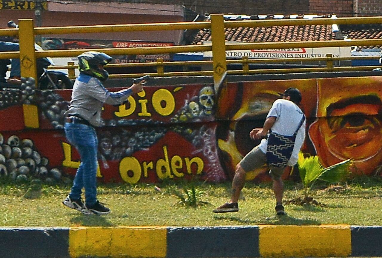 El mural "las cuchas tienen razón" pintado en el puente de la luna en Cali generó una pelea en la que un hombre que pintaba la consigna "fuera Petro" amenazó a dos de los autores del mural con una pistola. La policía intervino y detuvo al hombre armado.