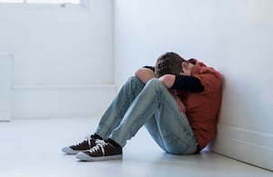 Son jóvenes con problemas psicológicos.