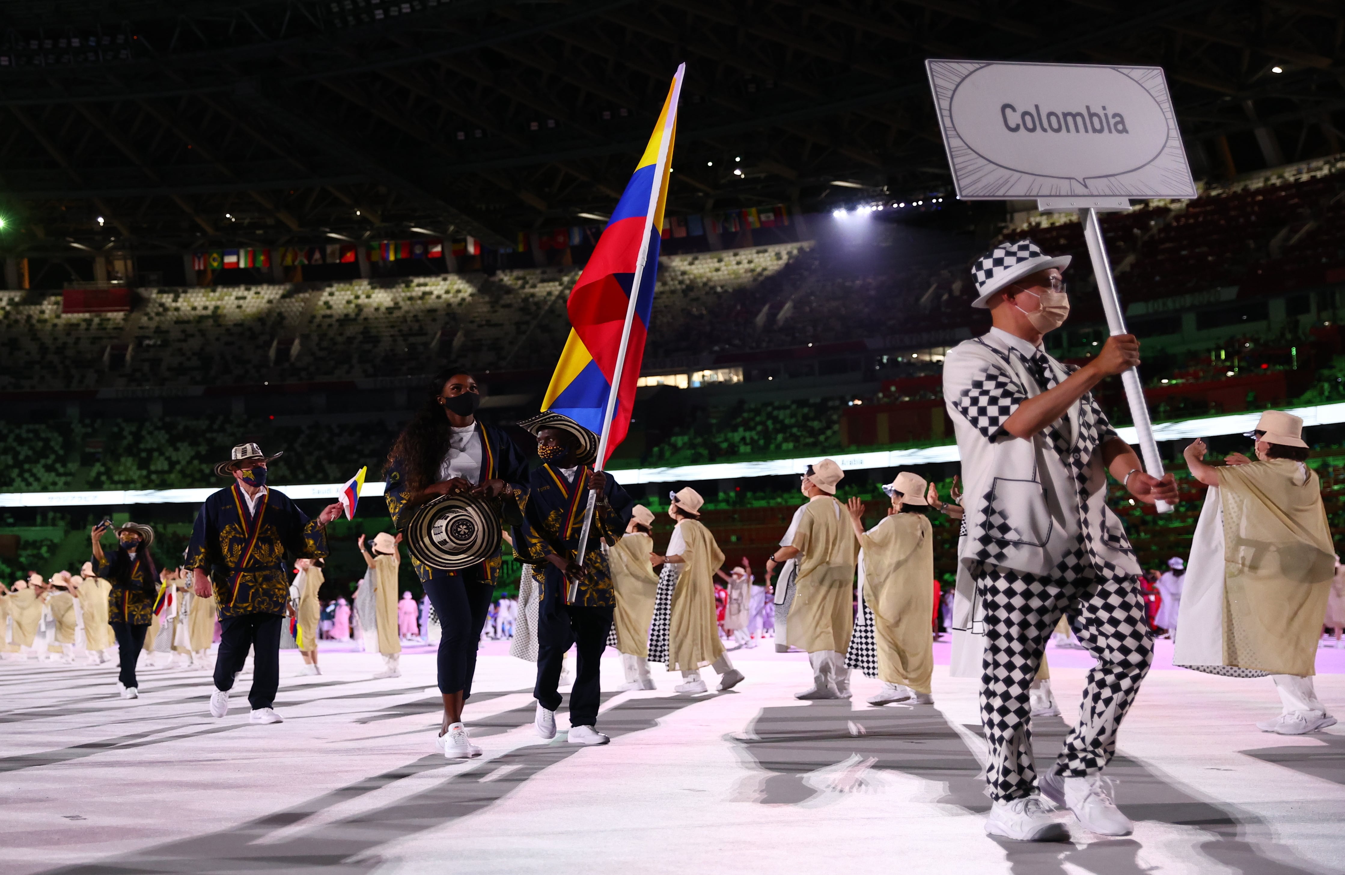 En medio de una ceremonia de inauguración atípica por la poca presencia de público, Caterine Ibargüen y Yuberjen Martínez, fueron los abanderados en Tokio 2020. La atleta y doble medallista en Londres y Río, junto al boxeador medallista de plata en Río, lideraron la delegación nacional. Ibargüen disputará sus últimos juegos, pues con estos pondrá fin a una exitosa carrera deportiva en todo el ciclo olímpico y la Liga Diamante. Por su parte Martínez espera volver a repetir una presea. Entre los cálculos del Comité Olímpico Colombiano se espera alcanzar nueve medallas, la mayoría en el área de la halterofilia. Foto: REUTERS / Kai Pfaffenbach
