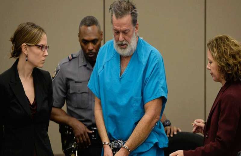 A finales de noviembre de 2015, Robert Lewis Dear mató a tres personas y dejó a otras nueve heridas tras perpetrar un tiroteo en un centro de planificación familiar en el estado de Colorado. Dear expresó luego de ser arrestado posiciones anti aborto. 