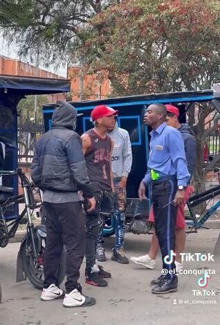 influenciador el vigilante loco, pone orden en transmilenio o en las calles