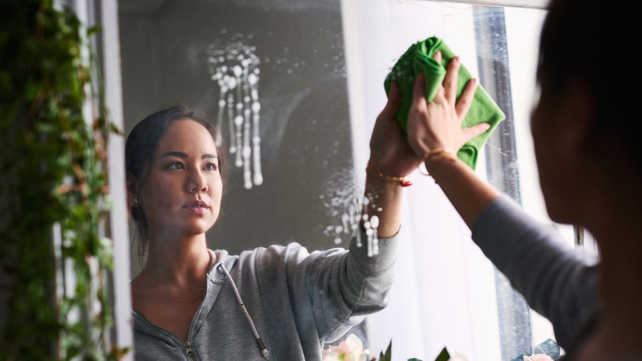 Conozca la forma correcta de limpiar el espejo.