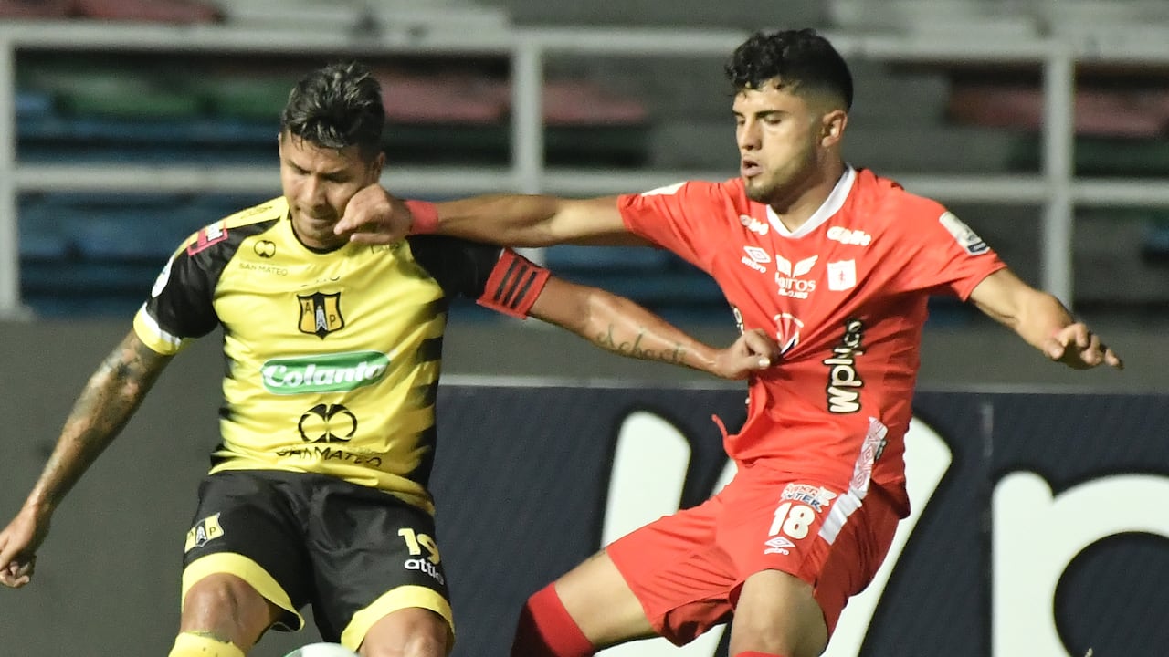 Rodrigo Ureña con América en un partido contra Alianza Petrolera.