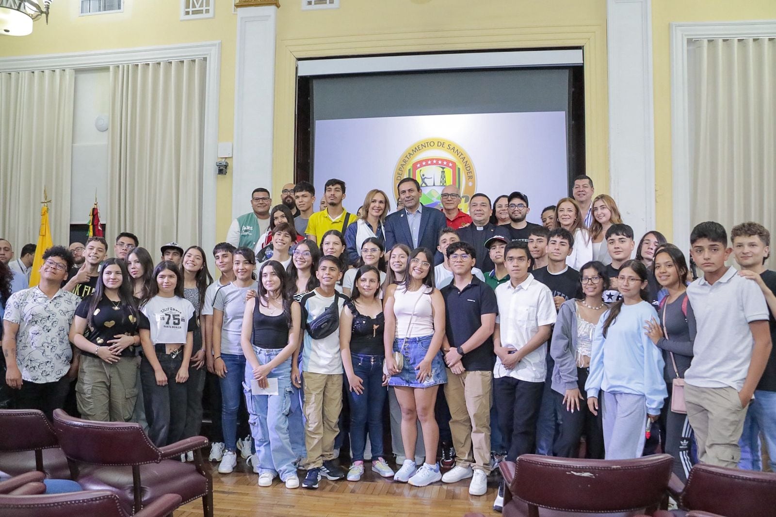 Santander despidió al primer grupo de estudiantes y docentes que viaja a Canadá con el programa “It’s Time For
Education 2025”.