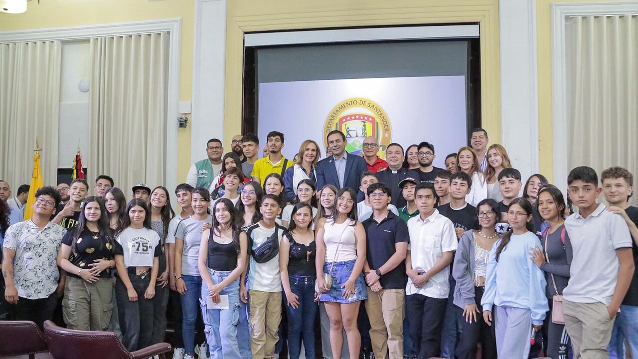 Santander despidió al grupo de estudiantes y docentes que viaja a Canadá con el programa 'It’s Time For
Education 2025'.