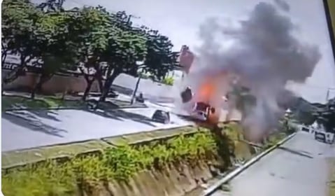 Así explotó vehículo en Cali.