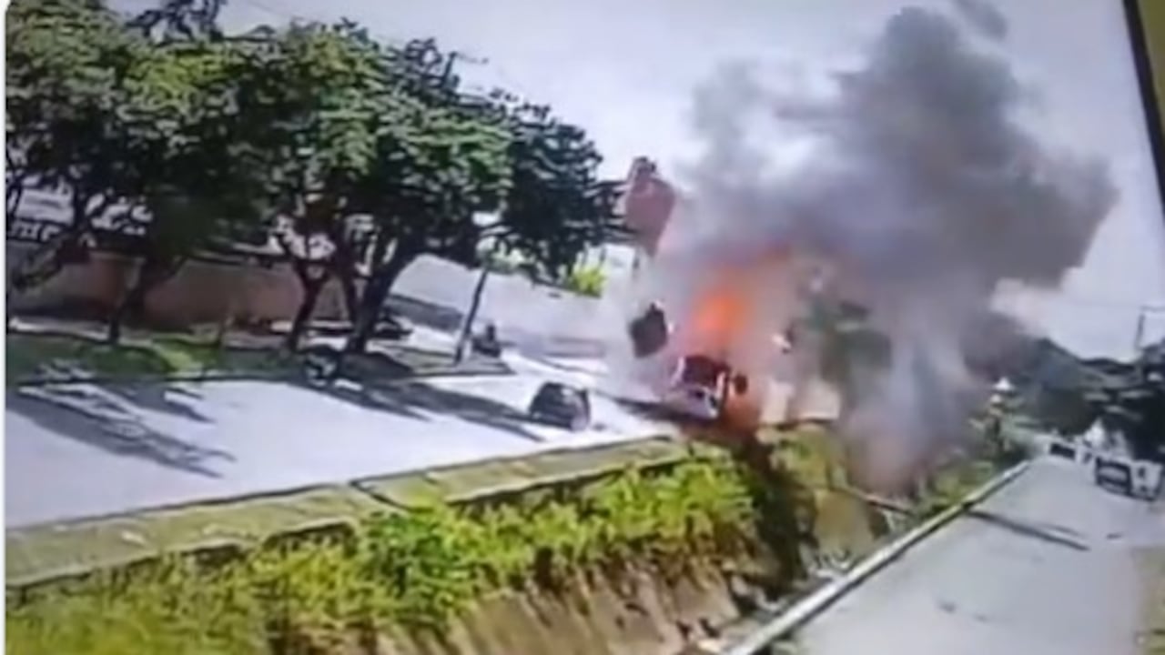 Así explotó vehículo en Cali.