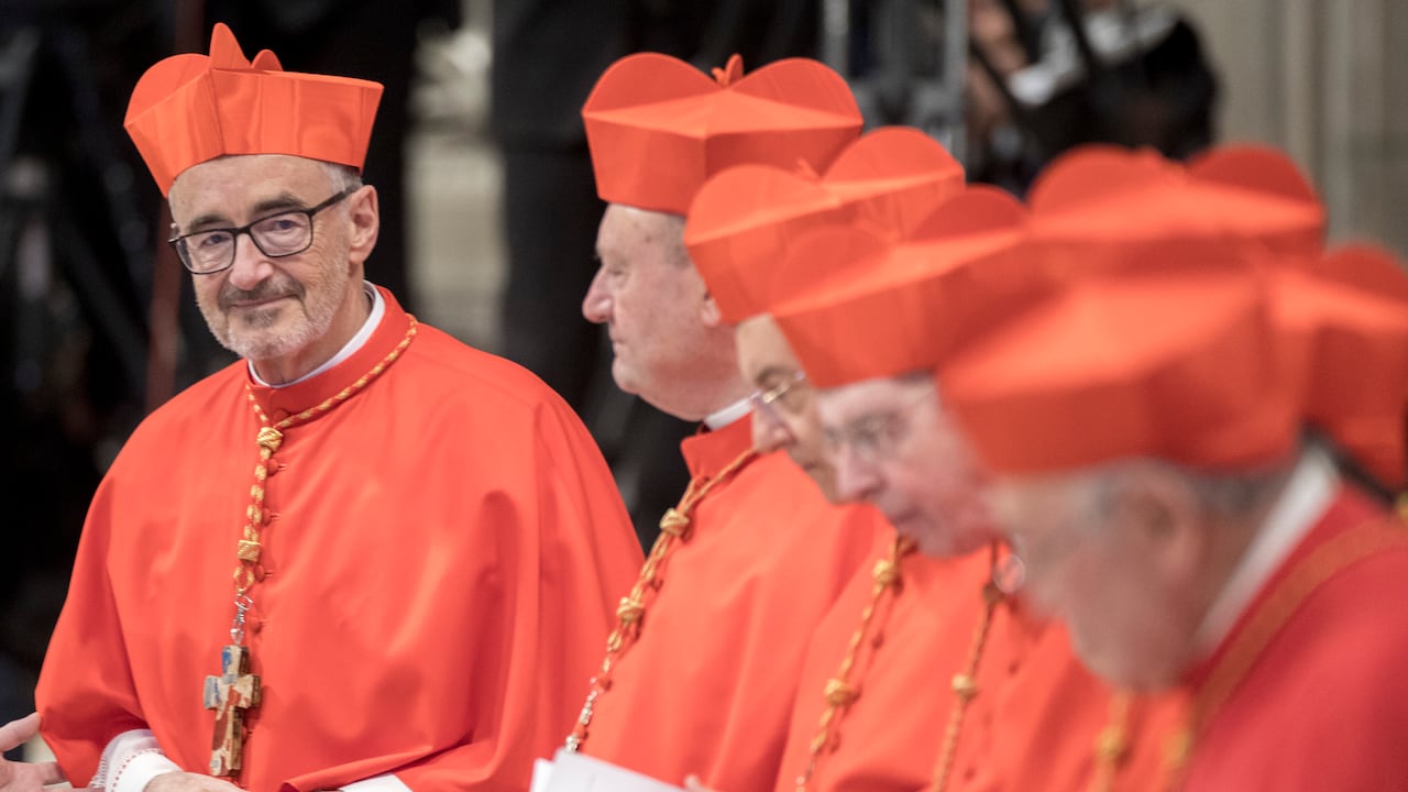 El cardenal Cristóbal López Romero es recibido por cardenales durante la ceremonia de Consistorio. (Archivo).