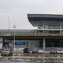 BOGOTÁ - COLOMBIA, 20 DE MARZO: Un estacionamiento vacío en el Aeropuerto Internacional El Dorado en Bogotá, 20 de marzo de 2020. Más de 200 pasajeros atrapados durante varios días en el Aeropuerto Internacional el Dorado durante el simulacro de aislamiento obligatorio como medida preventiva contra la propagación de COVID-19 en diferentes ciudades del país. (Foto de Juancho Torres / Agencia Anadolu a través de Getty Images)