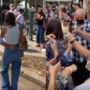 Varias personas rodearon a Federico Gutiérrez para ovacionarlo y manifestar su apoyo en las consultas interpartidistas.