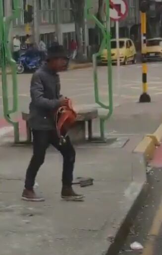 El agresor partió la una ventana del taxi y afectó el vidrio panorámico trasero.