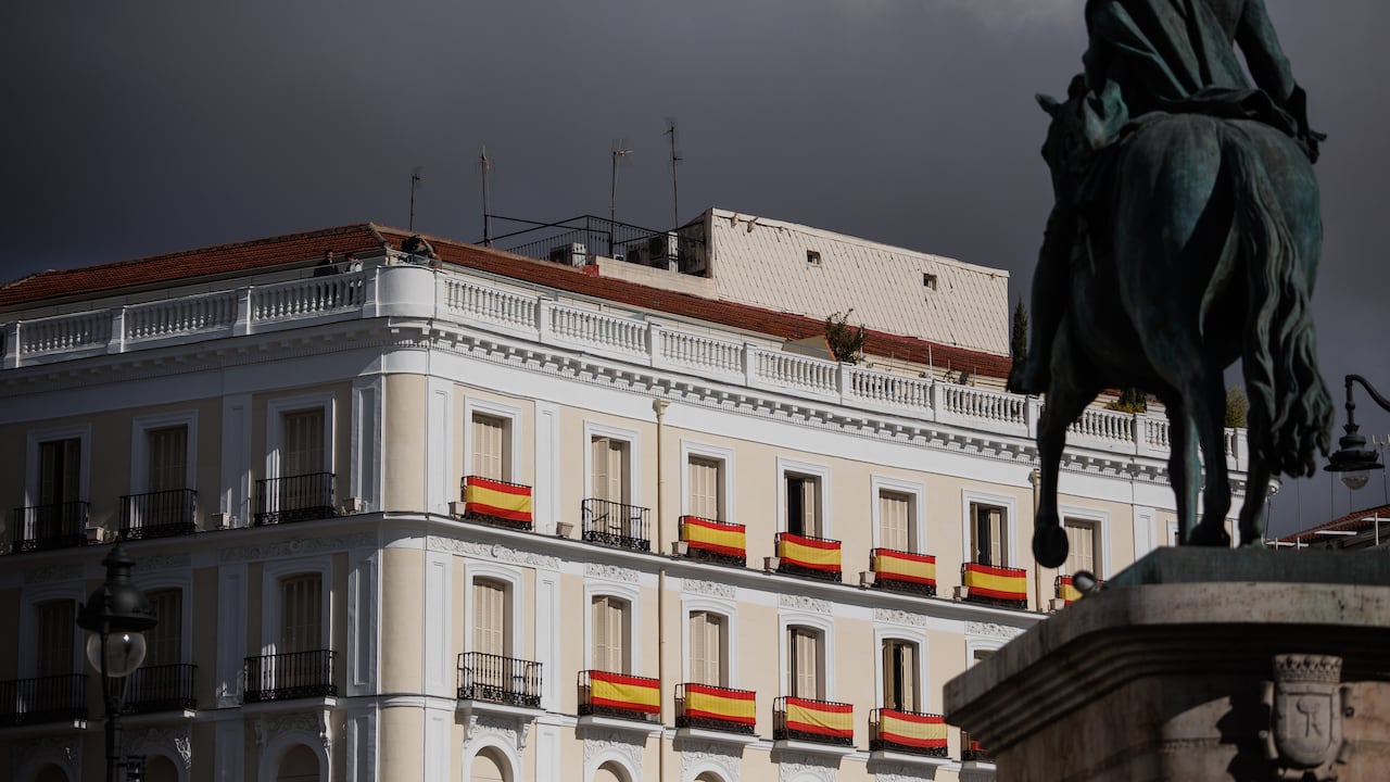 Banderolas con la cara de la Princesa Leonor y con su escudo adornan las calles más transitadas de la ciudad, balcones engalanados con la bandera de España, marquesinas de autobús en las que la heredera es la gran protagonista, y dulces gratuitos con los colores de la bandera nacional -elaborados por la pastelería 'Manacor'- que 1500 afortunados podrán degustar a partir de las 11.00 de la mañana en la Puerta del Sol en honor a la heredera.