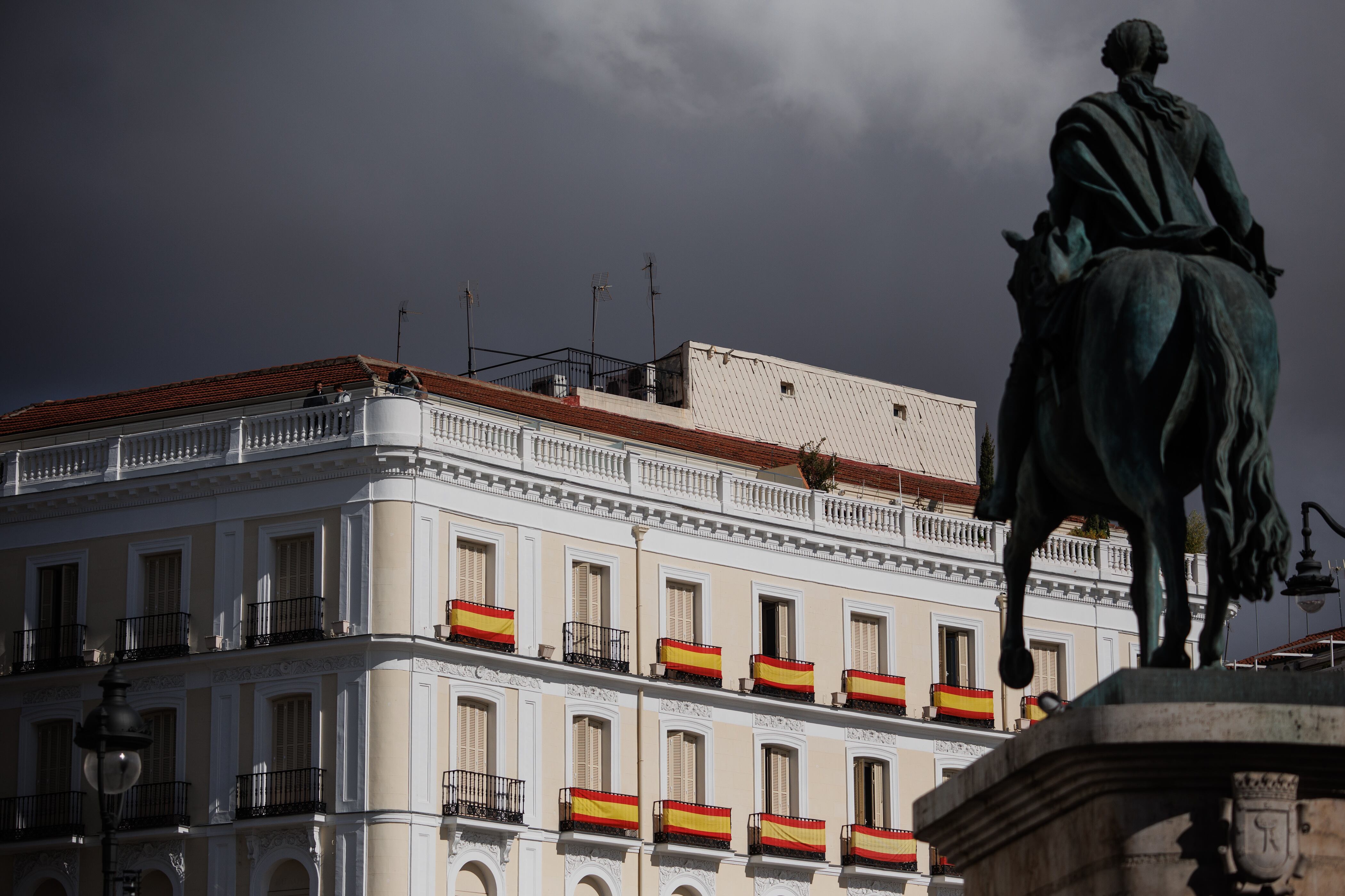 Banderolas con la cara de la Princesa Leonor y con su escudo adornan las calles más transitadas de la ciudad, balcones engalanados con la bandera de España, marquesinas de autobús en las que la heredera es la gran protagonista, y dulces gratuitos con los colores de la bandera nacional -elaborados por la pastelería 'Manacor'- que 1500 afortunados podrán degustar a partir de las 11.00 de la mañana en la Puerta del Sol en honor a la heredera.