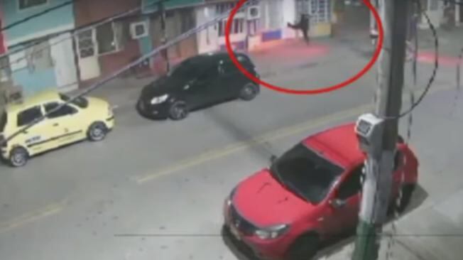 Policía en aparente estado de embriaguez se cayó de su moto y atacó la vivienda de quienes salieron a auxiliarlo