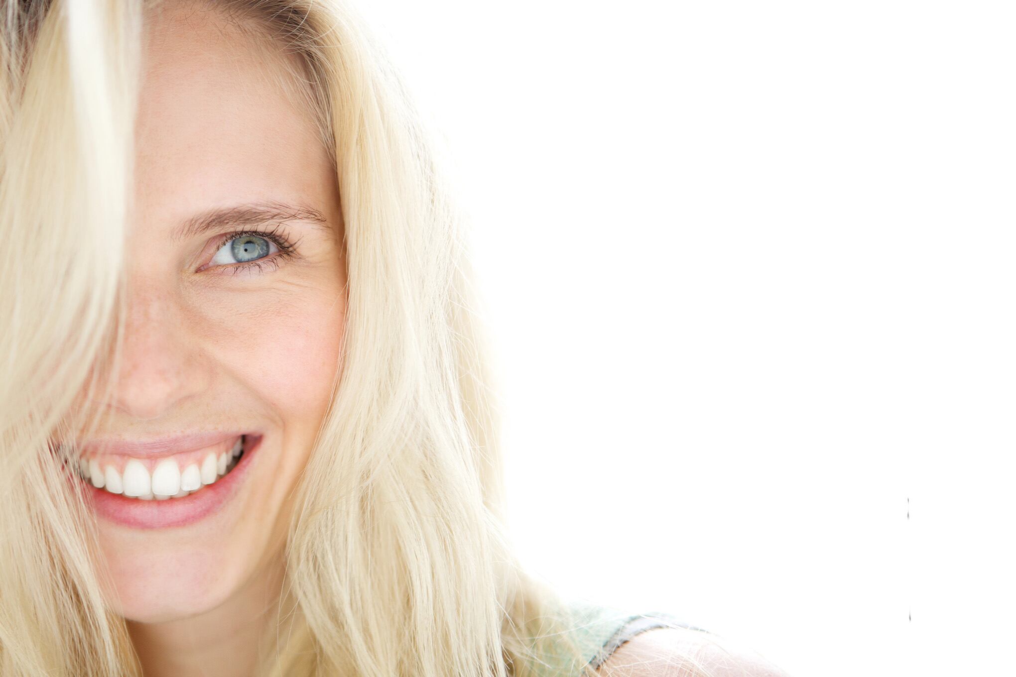 Retrato de una mujer rubia sonriente de cerca. Mujer sonriendo.