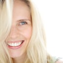 Retrato de una mujer rubia sonriente de cerca