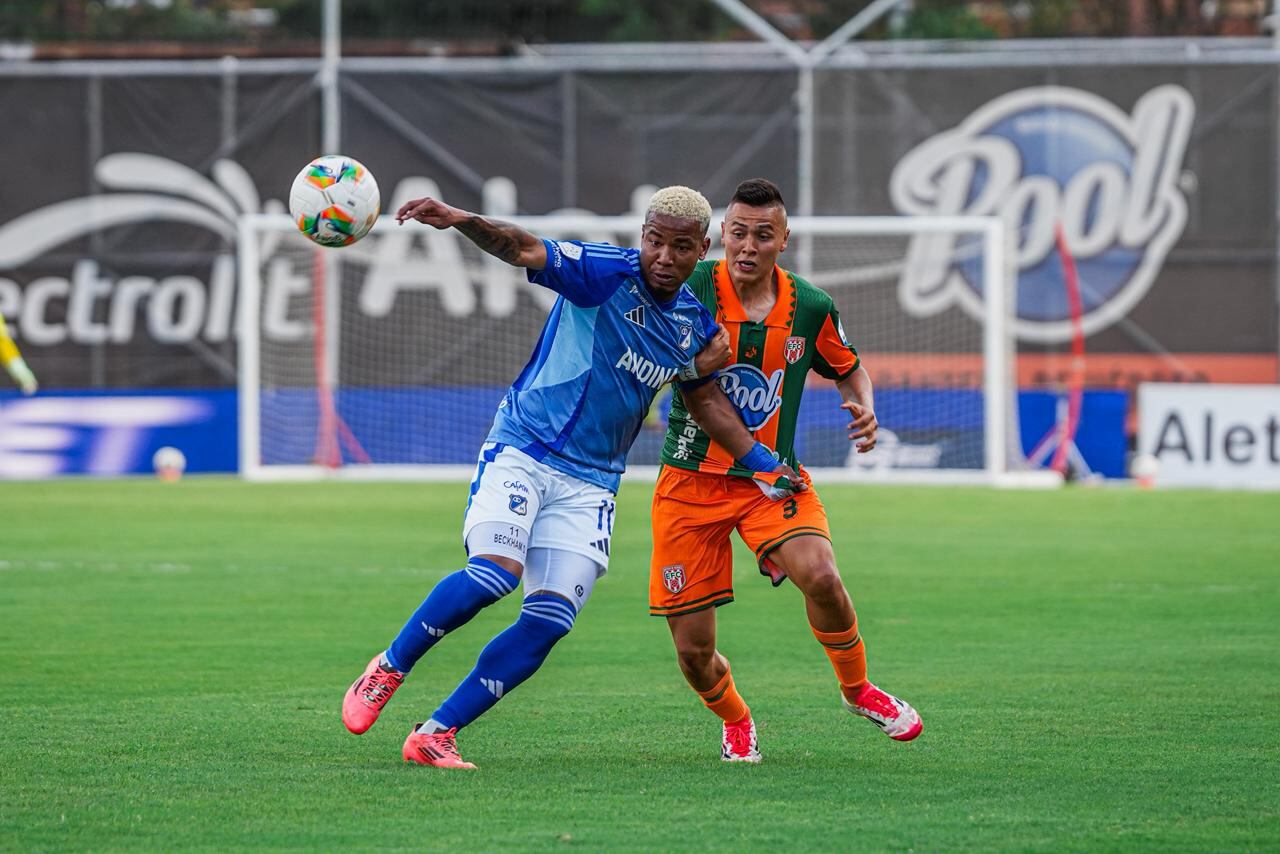 Beckham David Castro pelea un balón con Felipe Holguín de Envigado.