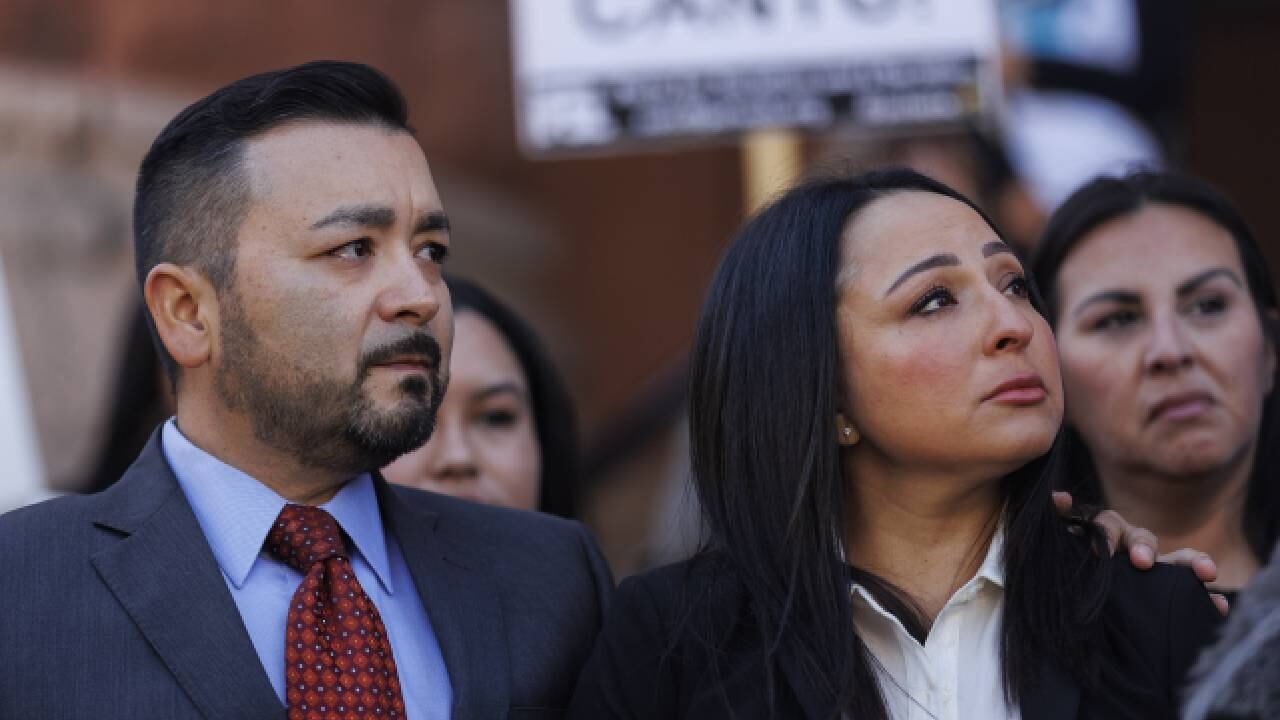 Eric Cantú Sr. y Victoria Casarez escuchan cómo Benjamin Crump, uno de sus abogados, se dirige a los medios de comunicación sobre su hijo Erik Cantú.