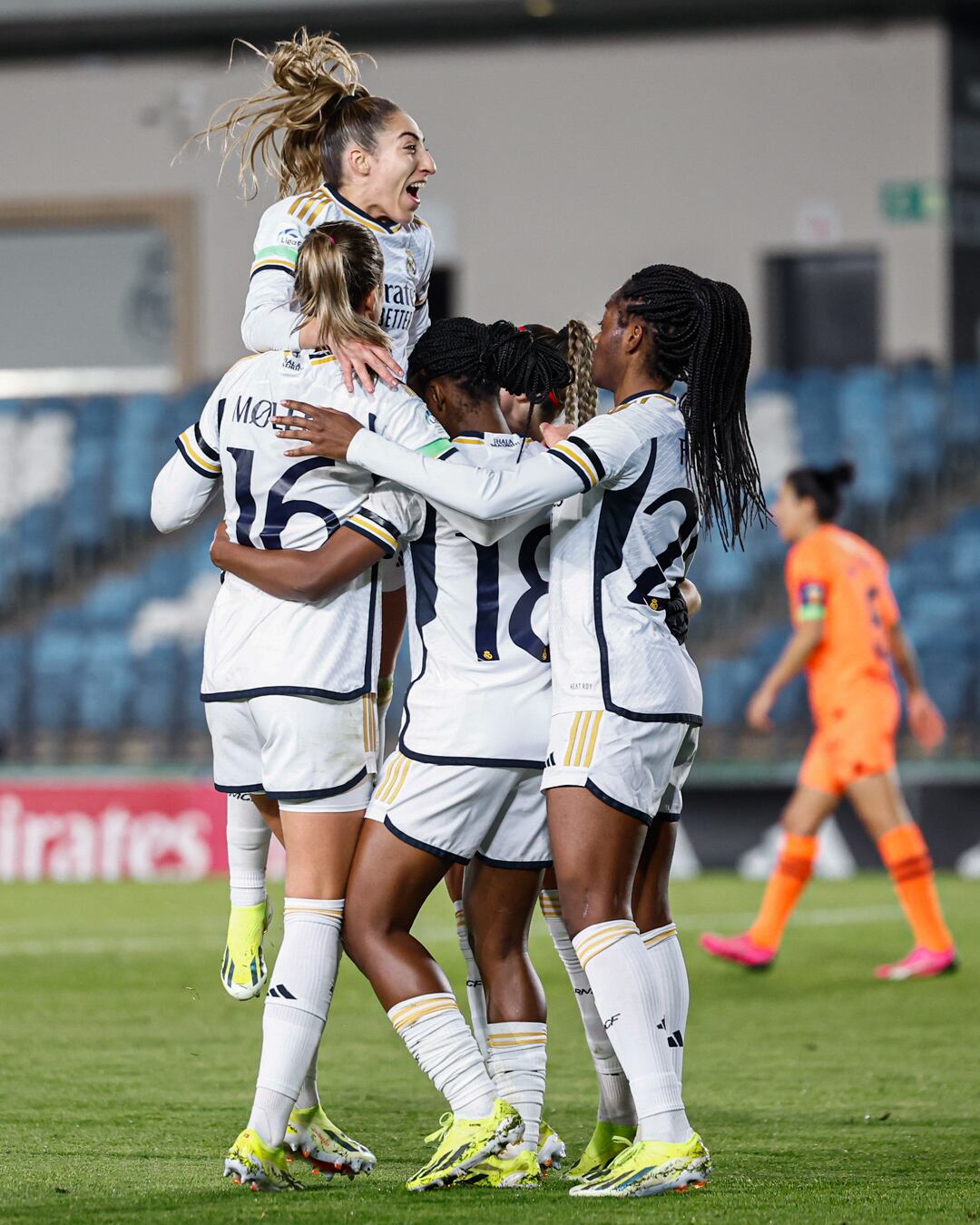 Linda Caicedo celebra con sus compañeras el gol que marcó contra Valencia