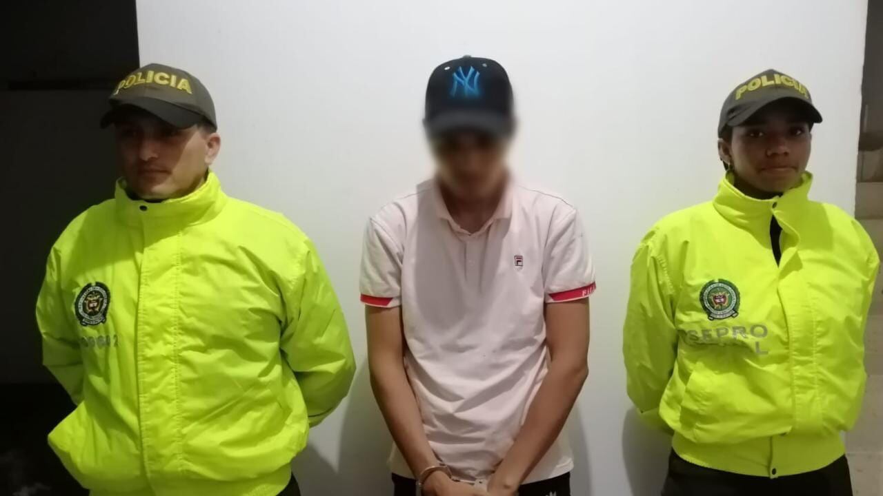 El hombre fue rastreado luego de que dejara su celular en un carro de servicio público.