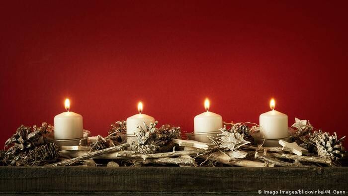 Las desventajas de la parafina. Estas velas, con su brillo navideño, no parecen malas para la salud. Sin embargo, casi todas las velas se fabrican con parafina, un producto derivado del petróleo. Tampoco las velas de estearina son muy aconsejables, ya que este es un subproducto del aceite de palma, para cuya obtención se talan los bosques. Una alternativa beneficiosa para el medioambiente son las velas de cera de abeja. Foto: Imago Images vía DW. 