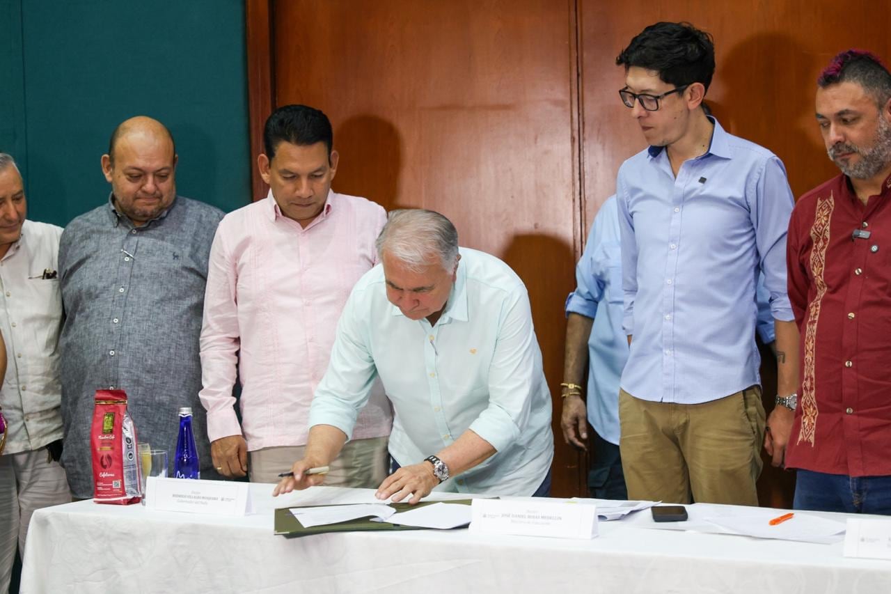 El ministro de Educación, Daniel Rojas; el gobernador del Huila, Rodrigo Villalba, y representantes de Juntas de Acción Comunal, padres de familia y rectores durante la firma del presupuesto del PAE 2025.