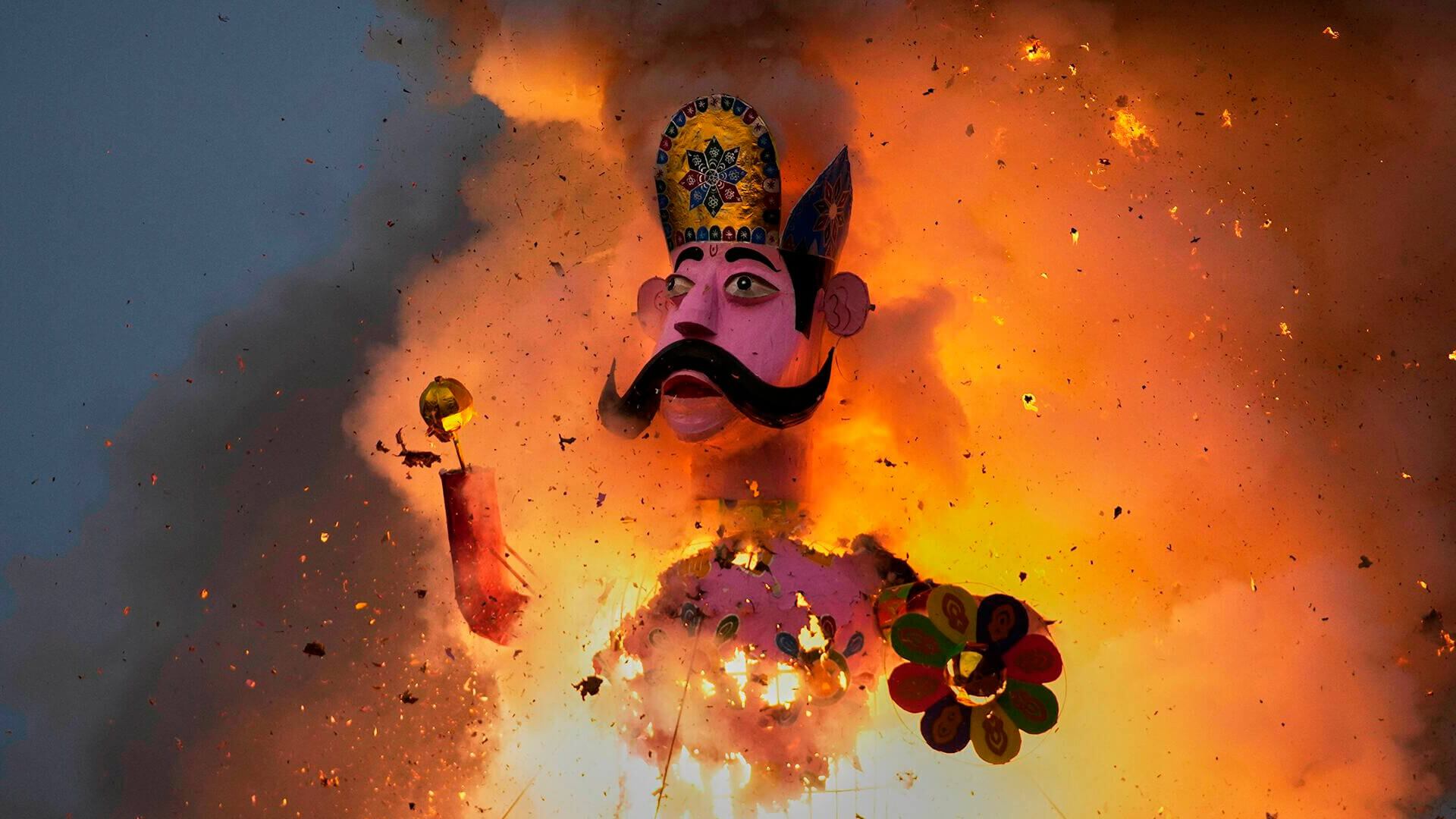 Una efigie de Kumbhkarna, hermano del rey demonio Rávana, se incendia durante el final del festival Dussehra en Jammu, India, el jueves, 2 de octubre de 2025.