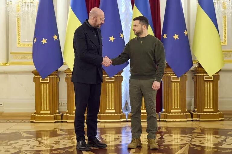 El presidente de Ucrania, Volodimir Zelensky, recibe al presidente del Consejo Europeo, Charles Michel, en medio del ataque de Rusia a Ucrania, en Kyiv, Ucrania, 19 de enero de 2023. Ukrainian Presidential Press Service/Handout via REUTERS/Archivo