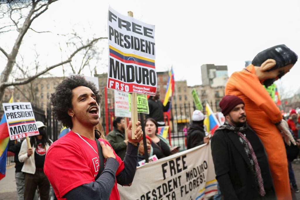 Manifestantes protestan frente al tribunal federal de Manhattan antes de una audiencia preliminar en el caso de narcotráfico del expresidente venezolano Nicolás Maduro, el jueves 26 de marzo de 2026, en Nueva York. (Foto AP/Heather Khalifa)